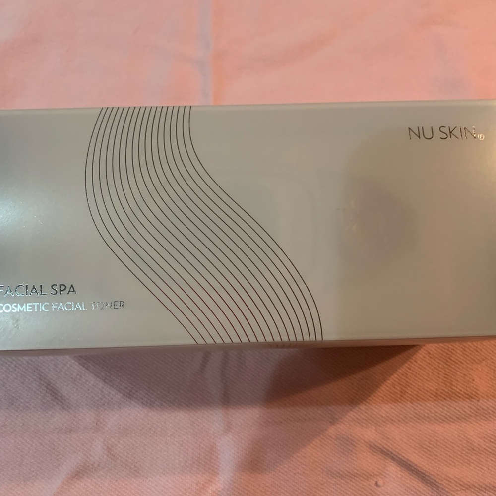 Nu Skin Facial Spa/Cosmetic Facial Toner.